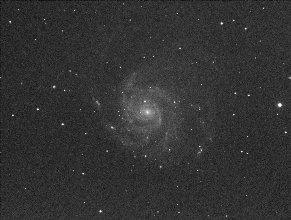 M101(回転花火銀河)白黒